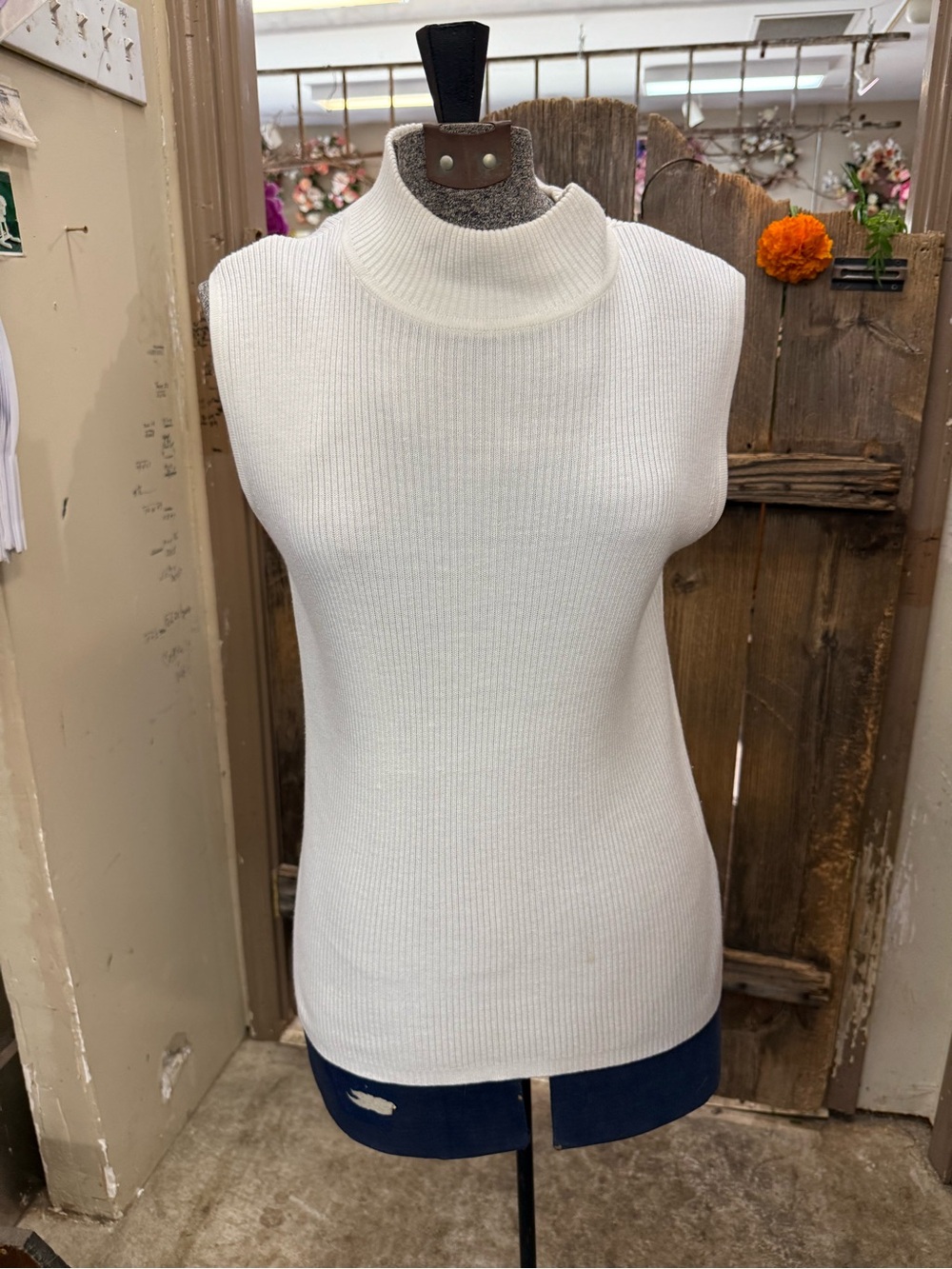 Source Unknown White Sleeveless Mock Neck Ribbed Top